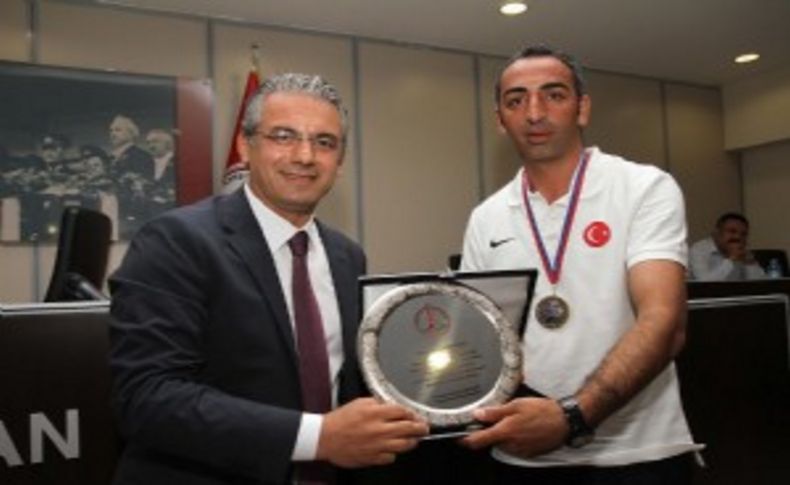 Karşıyaka Belediyesi'nin desteklediği sporcu dünya üçüncüsü